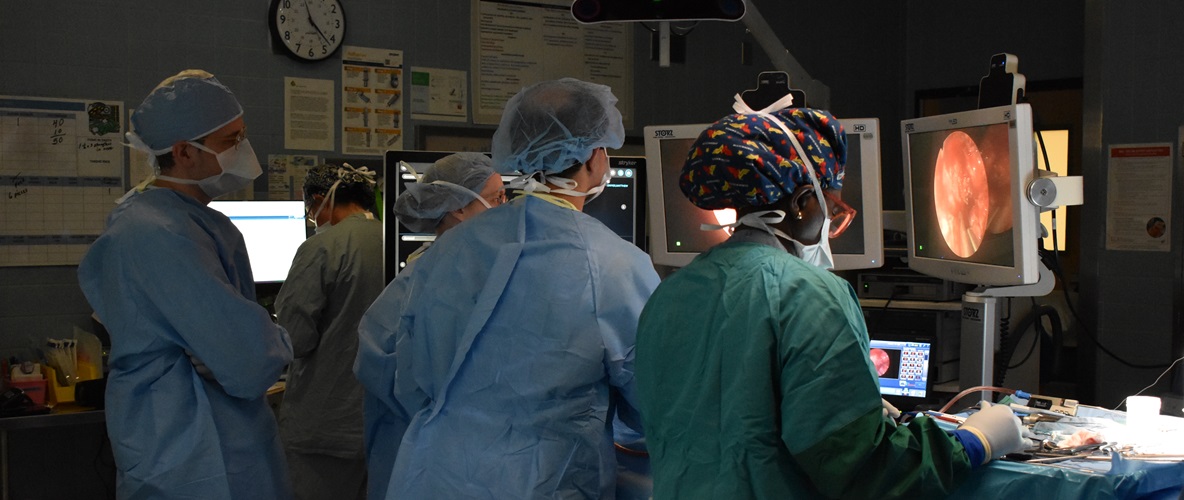 神经外科 surgeons during surgery