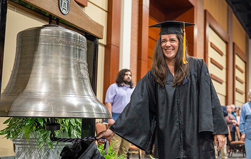 Graduate rings the AU bell to kick off 毕业典礼