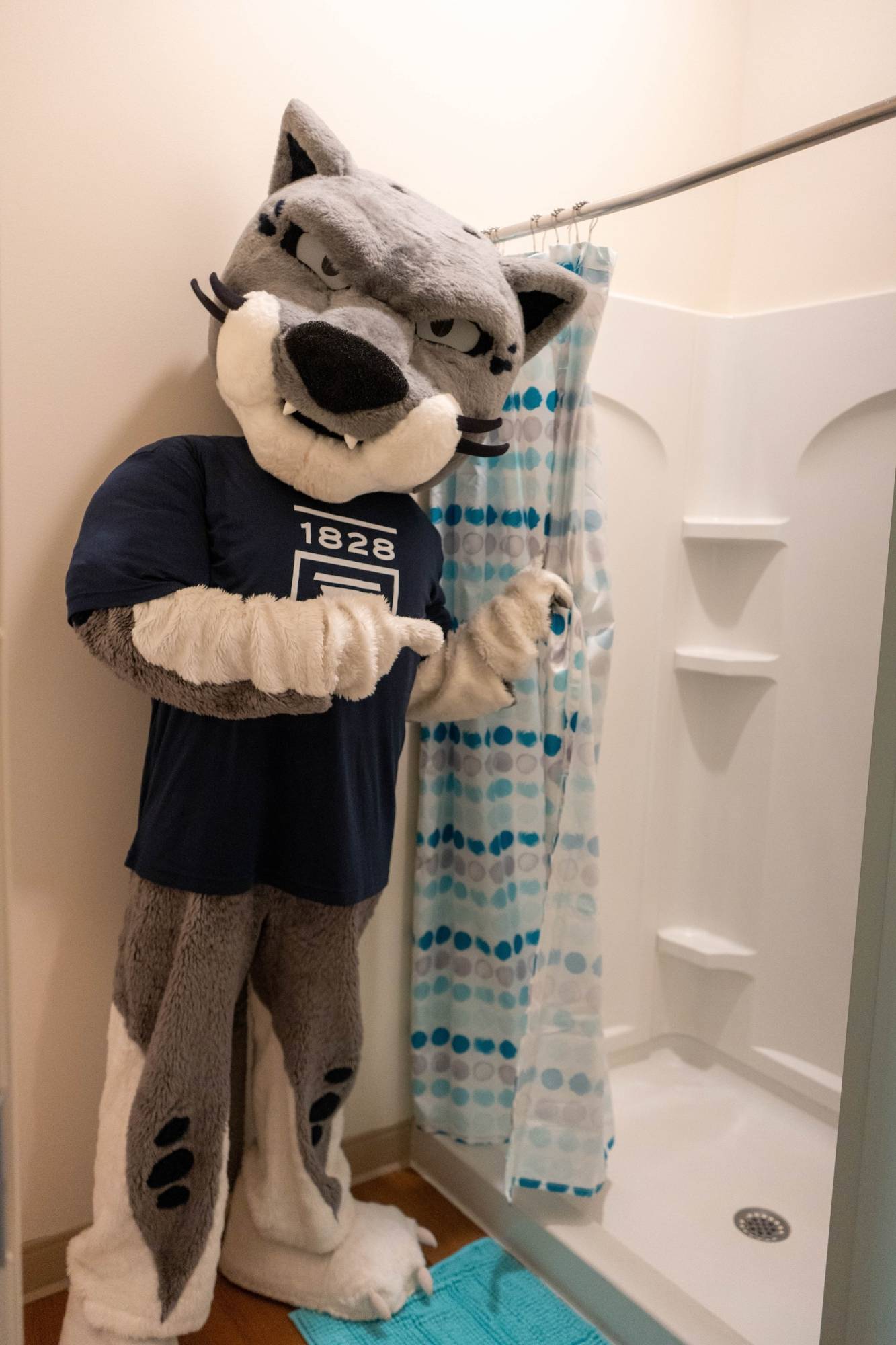 Augustus showing what an 橡树大厅 bathroom looks like.