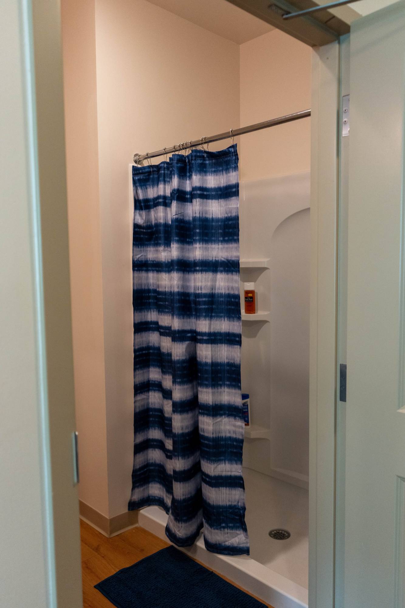 榆树大厅 bathroom shower