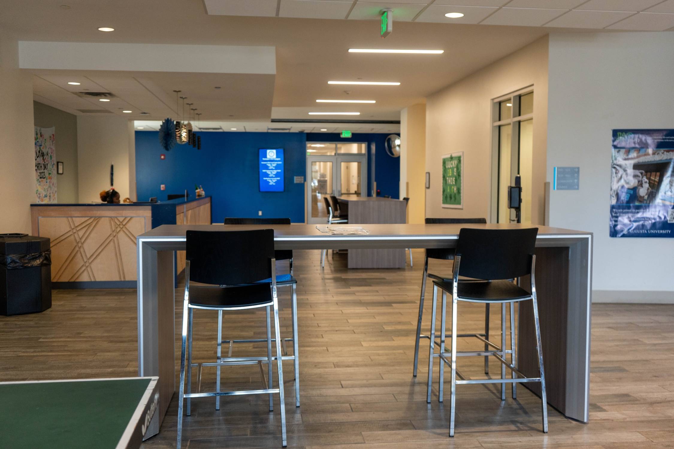 Chairs and elevated table space in 榆树大厅 common area