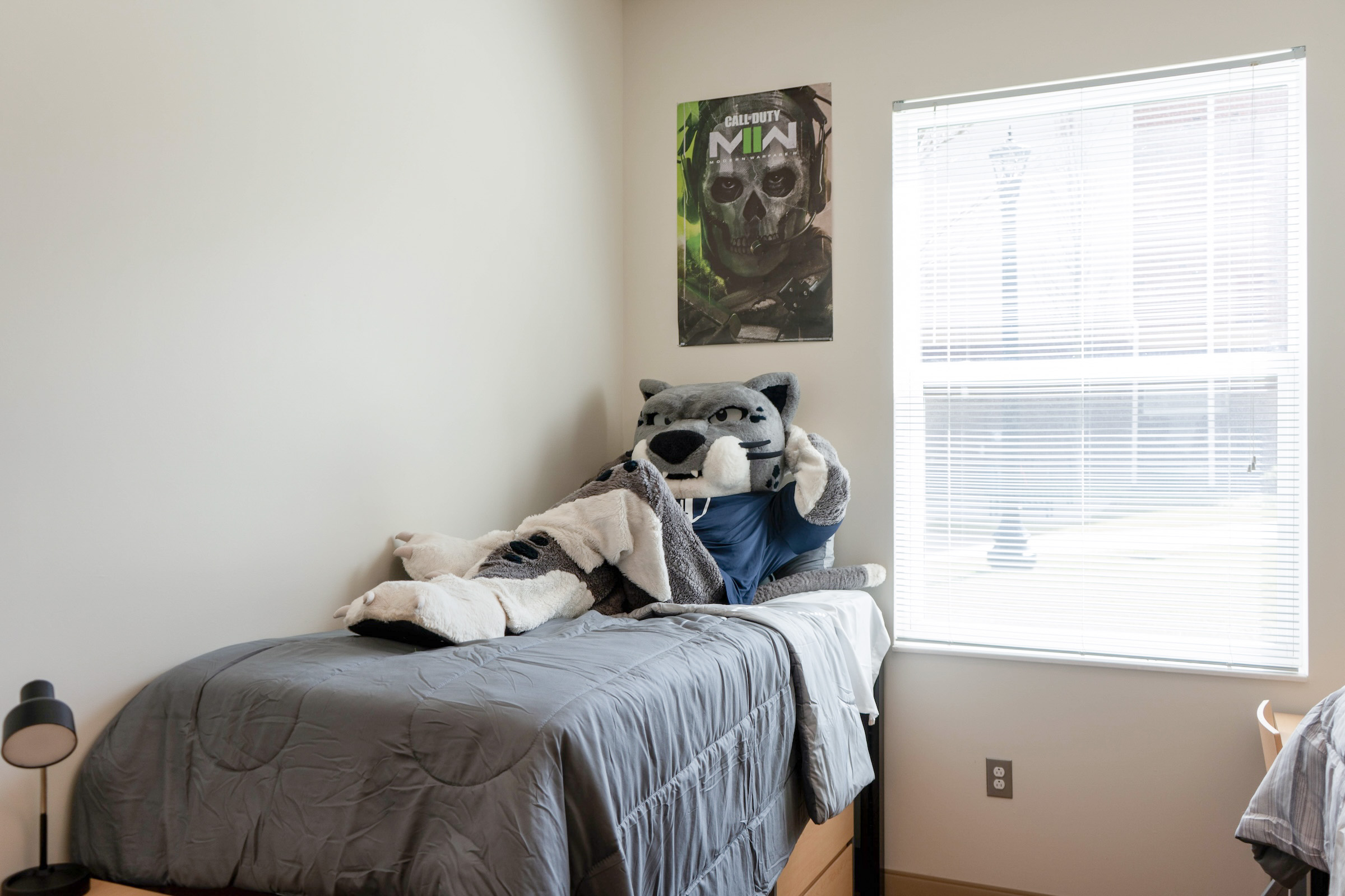 Augustus relaxing in a bedroom at 橡树大厅.