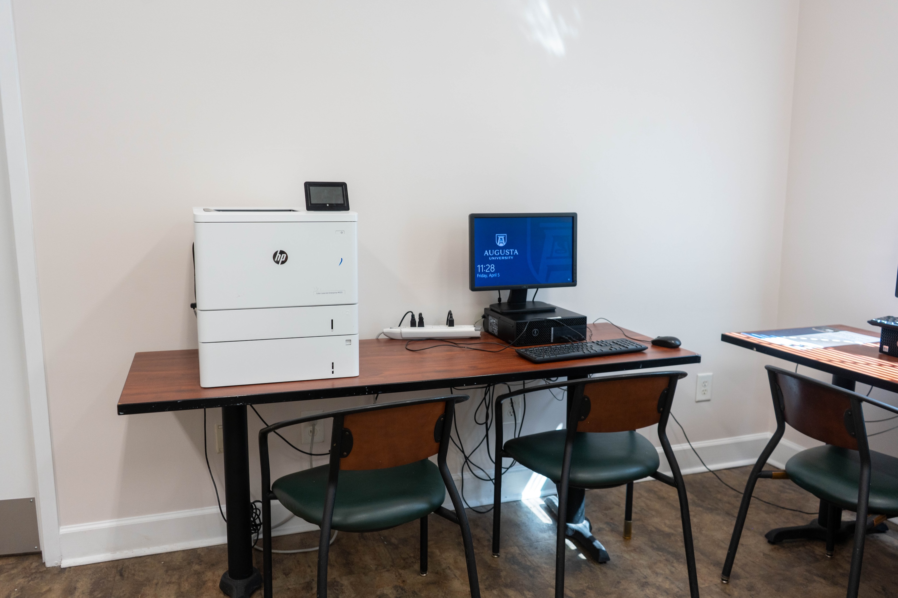 大学村 computer lab with desk and chair. Personal Computer with printer next to it.