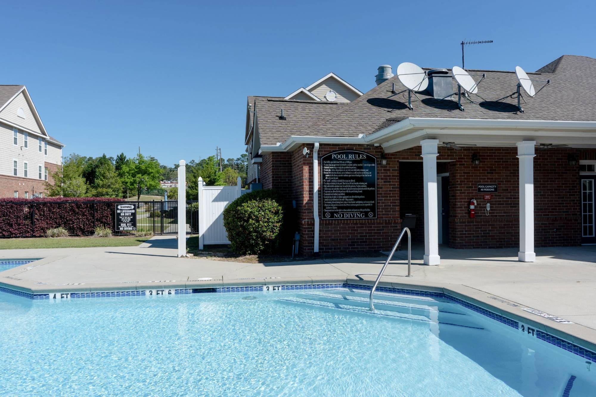 Close up of the pool at 大学村 showing gateway entry with apartments in the background.