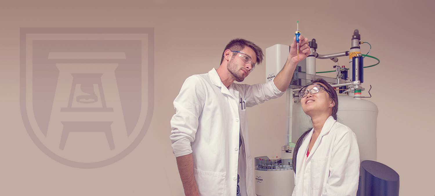 研究 students with Augusta University logo to the left